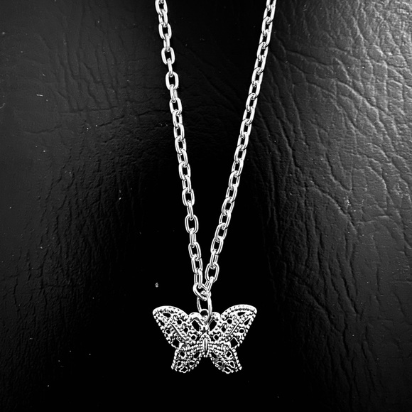 Butterfly Necklace 16”-18” NEW ⭐️ - Picture 3 of 3
